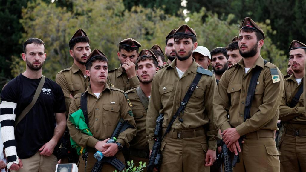 La gente llora la muerte del soldado israelí Sargento Primero Ido Broyer, quien murió combatiendo en el sur del Líbano.