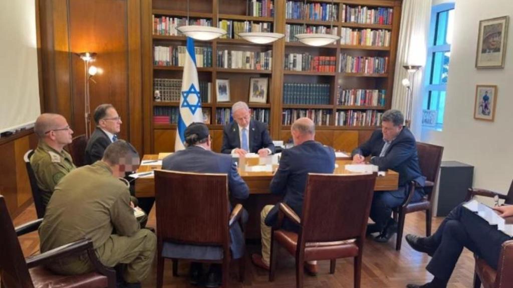 El primer ministro Benjamin Netanyahu y sus asesores mantienen una conversación telefónica con el presidente de EEUU Joe Biden el 9 de octubre de 2024.