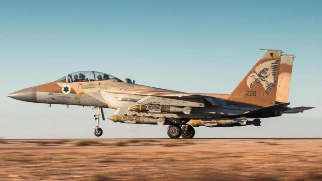 Un caza F-15 con varias bombas GBU-31.