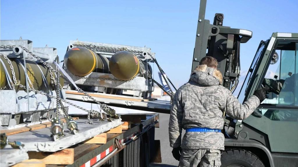 Un soldado junto con varias bombas GBU-31.