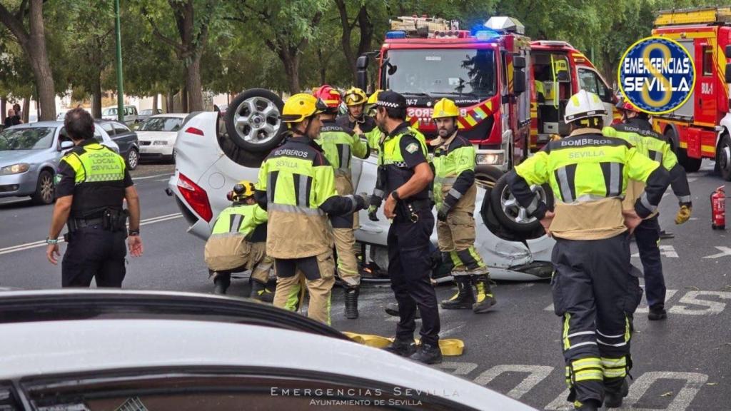 Imagen de los bomberos con el coche siniestrado