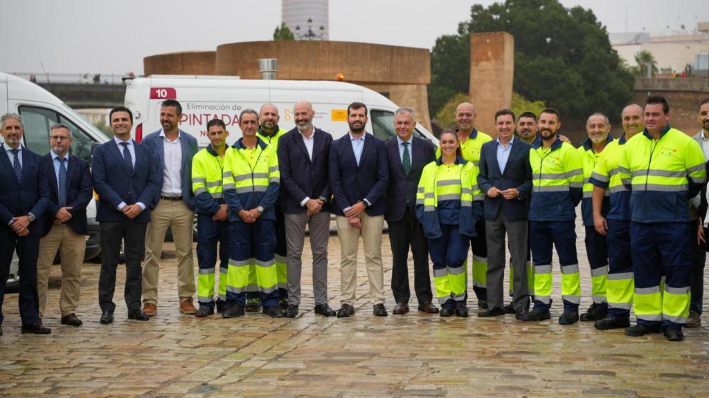 El equipo al completo de la flota antipitadas, junto a José Luis Sanz.