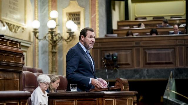 El ministro de Transportes y Movilidad Sostenible, Óscar Puente, interviene durante una sesión plenaria en el Congreso de los Diputados.