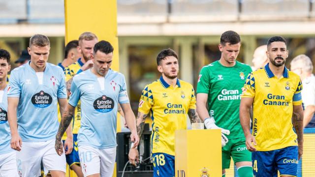 Salida al campo de los jugadores del Celta y Las Palmas.