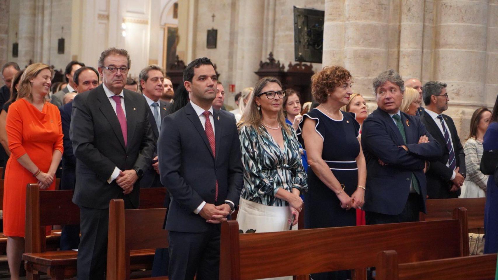 Sagredo mira fijamente al frente durante la celebración religiosa.