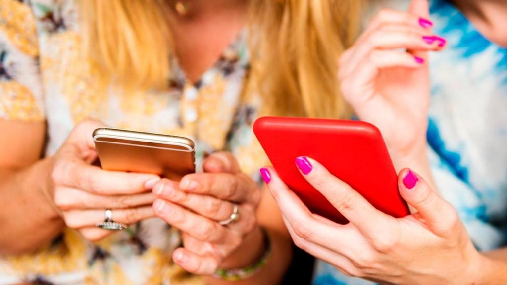 Un móvil sin funda y uno con funda
