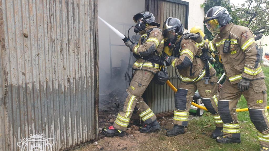 Los Bomberos de Burgos sofocando las llamas del interior