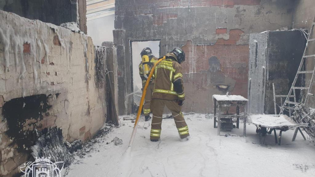 El interior de la nave tras el incendio