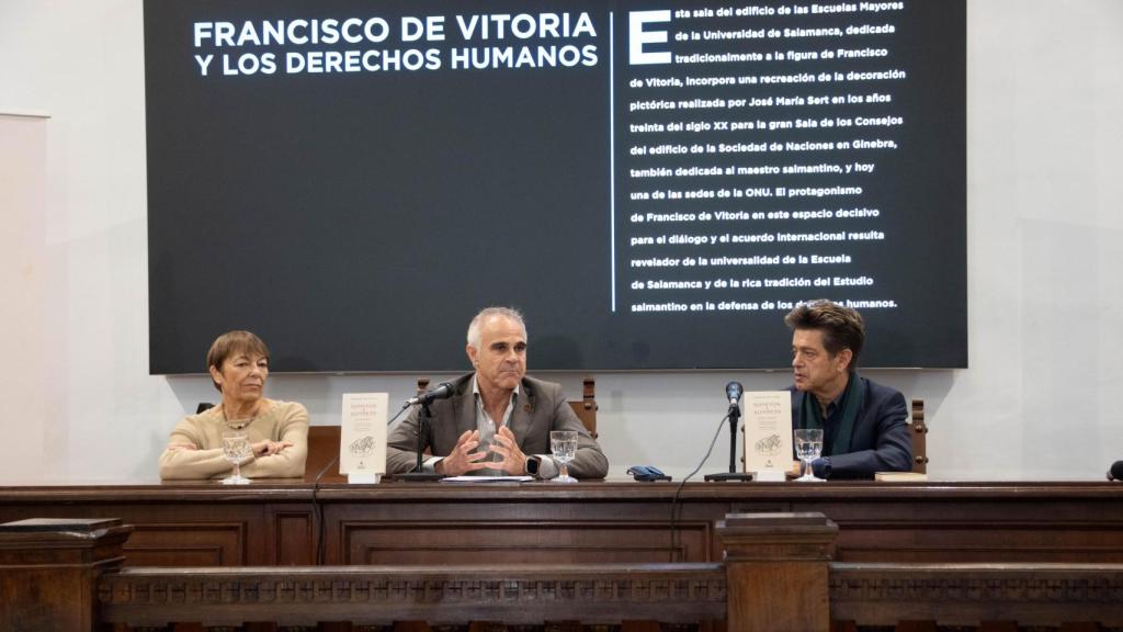 Catherine François, Jacobo San Hermida y Santiago Auserón durante la presentación de la edición bilingüe Sonetos