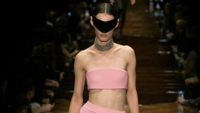 Silueta del desfile de Balenciaga.