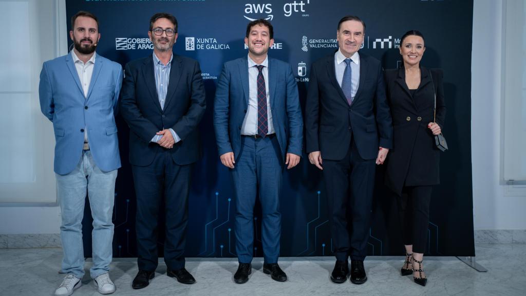 De izquierda a derecha: Alberto Iglesias, Rafa Navarro, Jesús Herrero, Pedro J. Ramírez y Cruz Sánchez de Lara, en los DISRUPTORES Innovation Awards 2024.