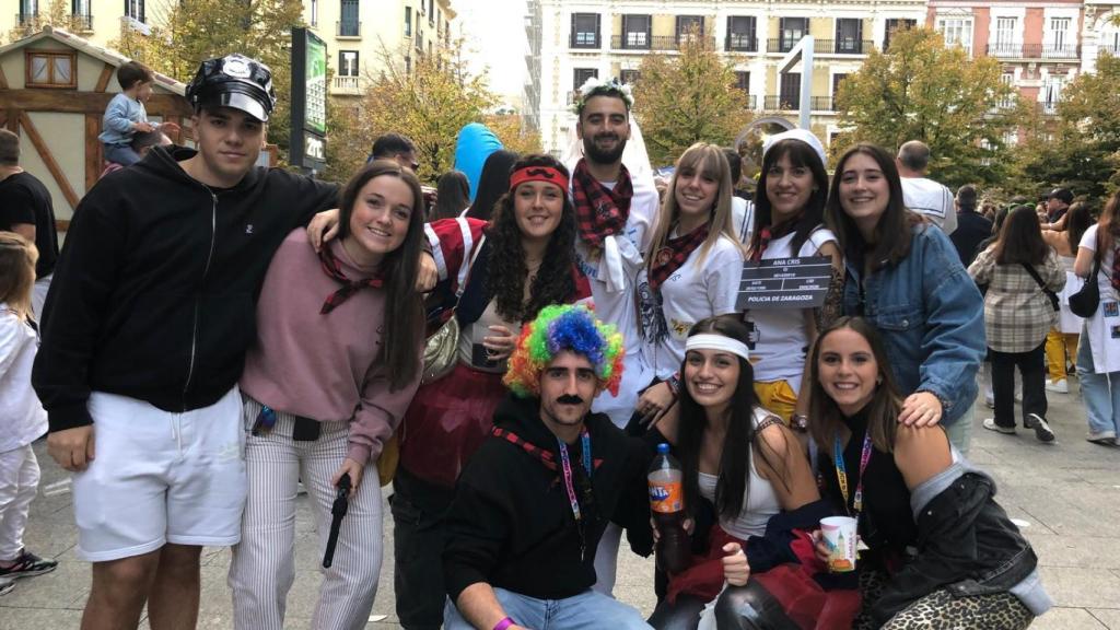 Miembros de la peña de 'Los Marinos' en la Marcha de las Charangas de las Fiestas del Pilar de Zaragoza
