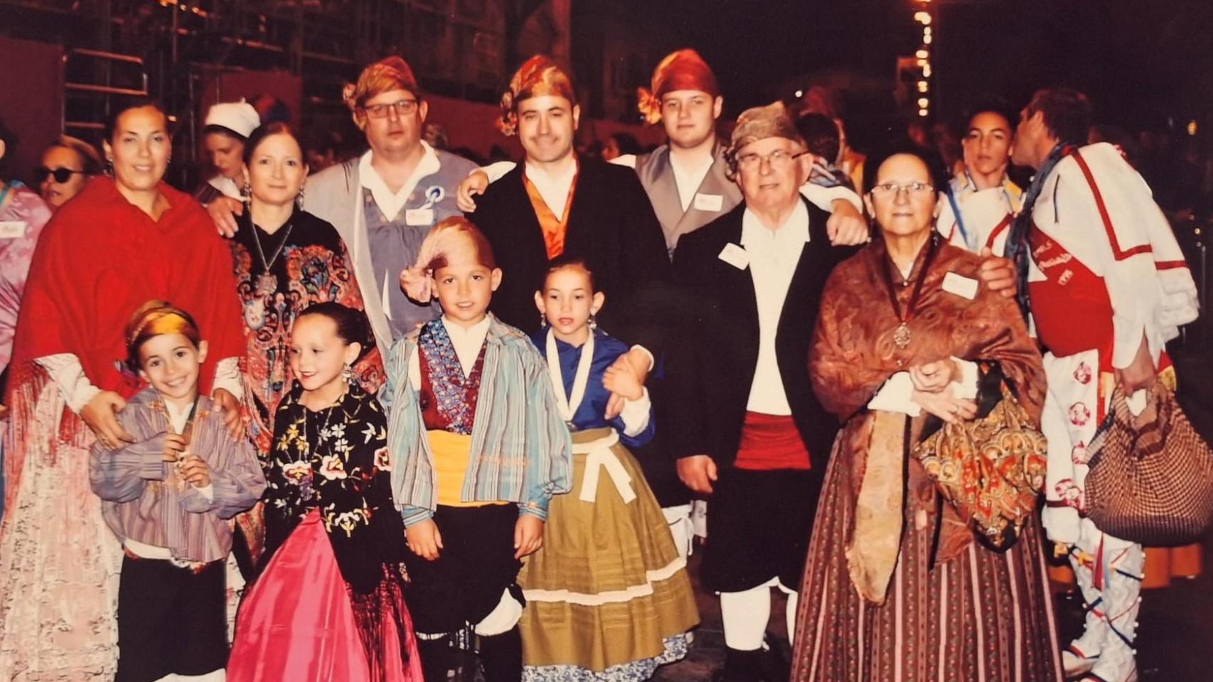 Imagen de archivo de la familia Tajada Gimeno participando en la Ofrenda de Flores