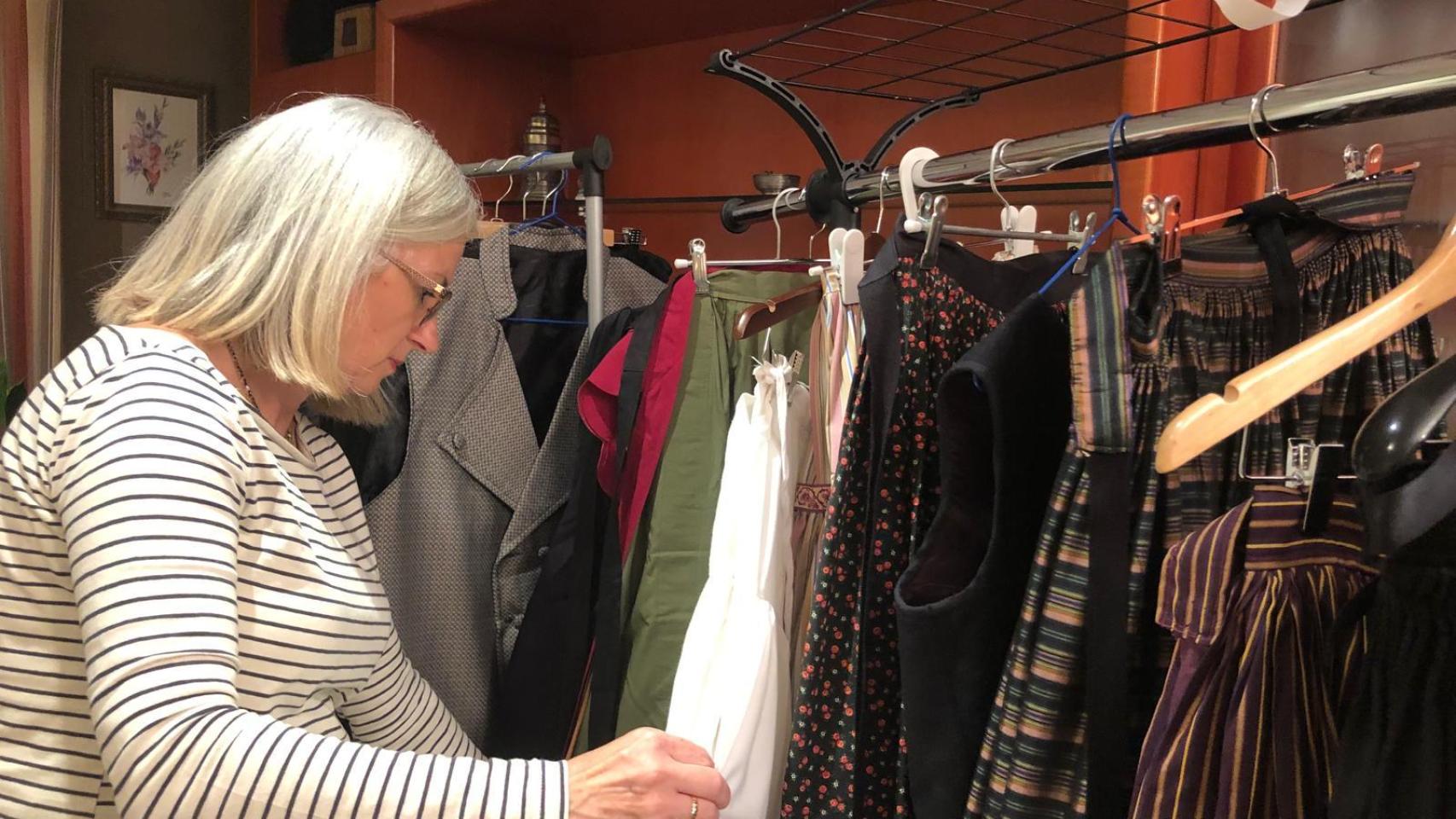 Ana Tajada preparando la ropa antes de la Ofrenda de Flores