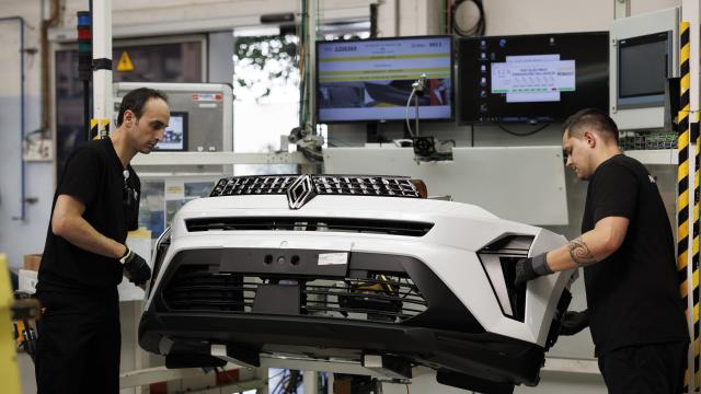 Dos trabajadores de la factoría de Renault en Valladolid