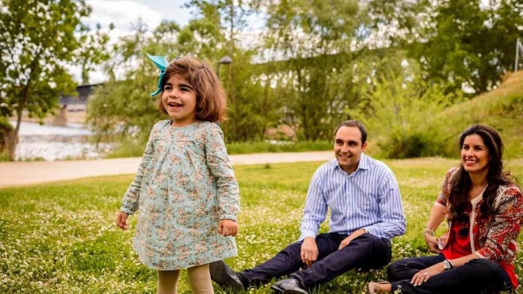 La pequeña Daniela junto a sus padres, María y Sergio