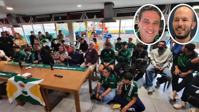 El CD Villamuriel durante el sorteo de Copa del Rey y, en detalle, el presidente, Roberto Aparicio, y el alcalde, Roberto Martín
