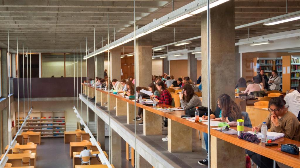 Estudiantes de la Universidad de Salamanca en la biblioteca