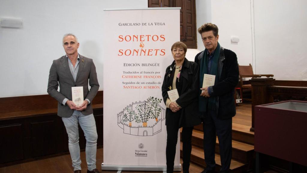 Jacobo San Hermida, Catherine François y Santiago Auserón durante la presentación de la edición bilingüe 'Sonetos'