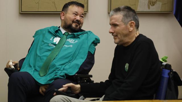 Juan Carlos Unzué (derecha) y el senador Juan Ramón Amores, que padece la misma enfermedad, este jueves en el Congreso de los Diputados.