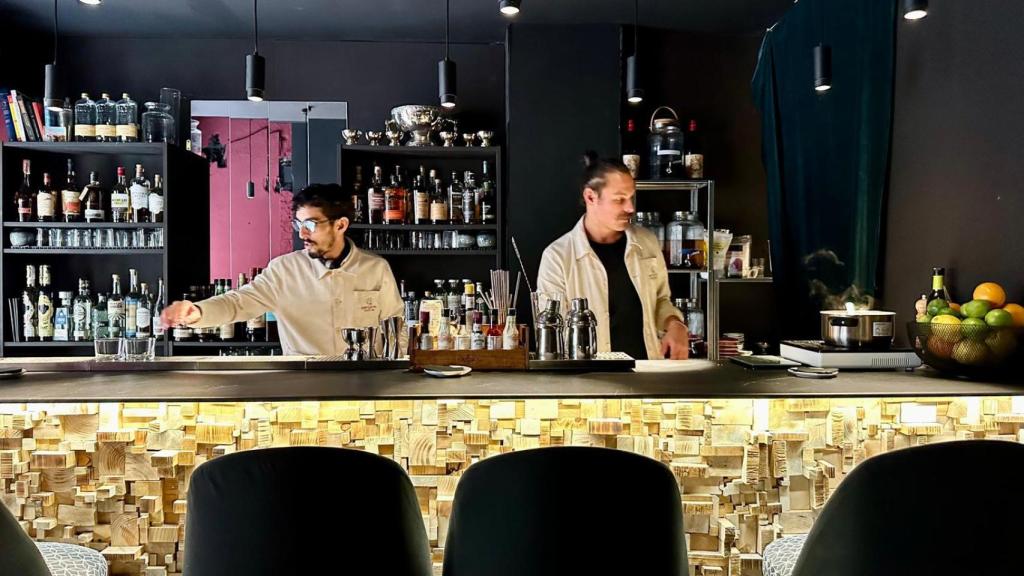 Marwan y Peter tras la barra de Cheequitin Cocktail Bar.