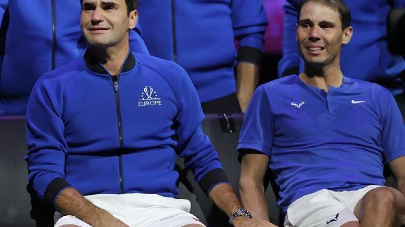 Rafa Nadal y Roger Federer se cogen de la mano y lloran en la retirada del suizo (2022).