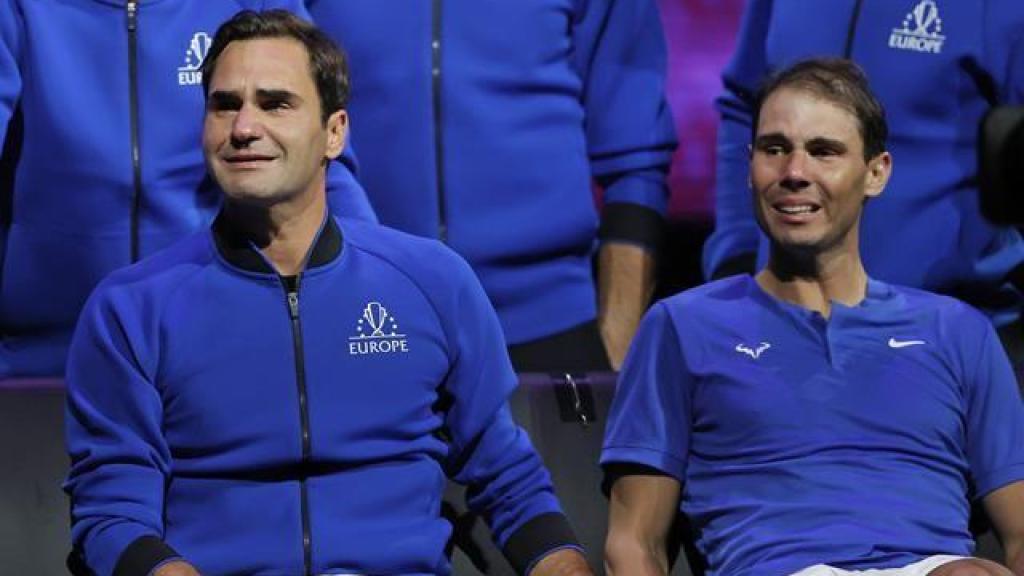 Rafa Nadal y Roger Federer se cogen de la mano y lloran en la retirada del suizo (2022).