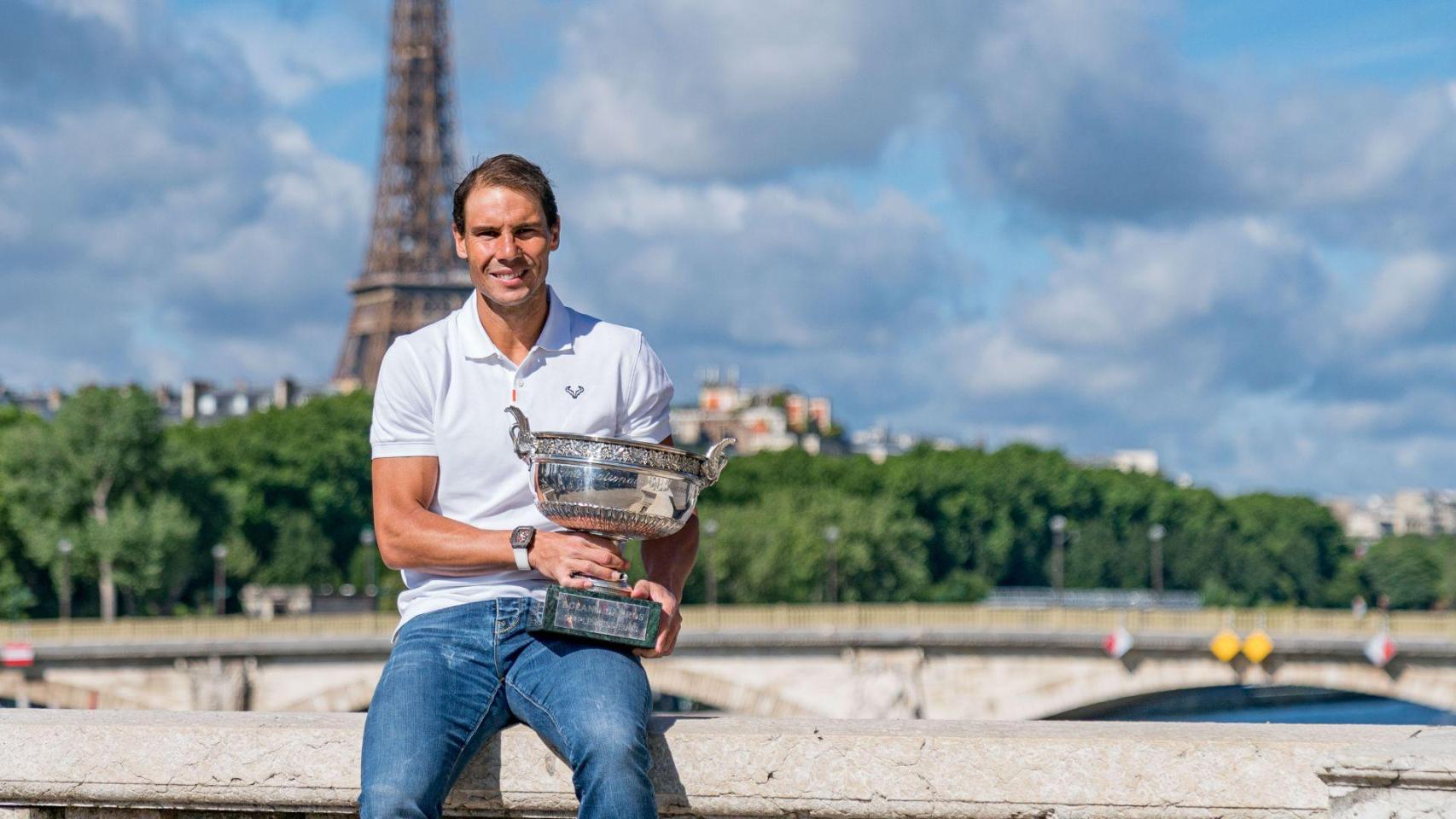 Rafa Nadal celebra su título 14 en Roland Garros junto a la torre Eiffel de París (2022).