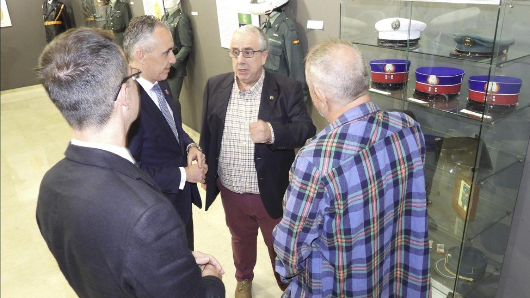 Santiago García junto al alcalde de Puertollano, Miguel Ángel Ruiz.