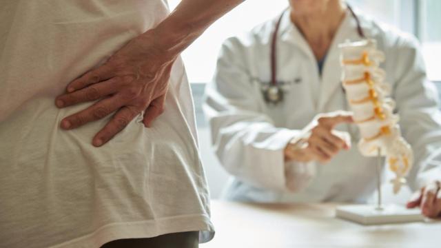 Persona con dolor de espalda en la consulta de un especialista.