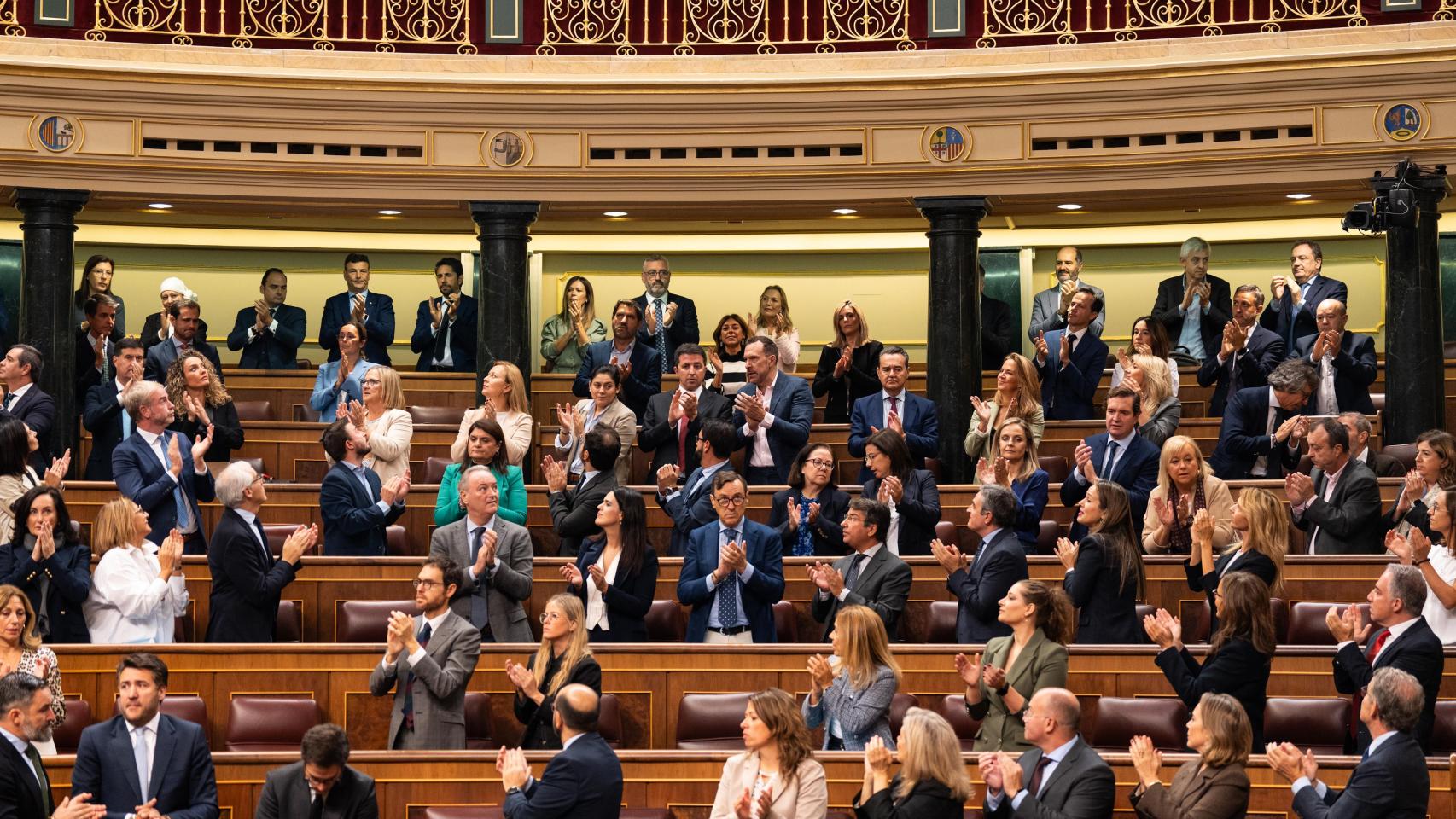 Aplausos tras la aprobación de la Ley ELA este jueves en el Congreso de los Diputados.