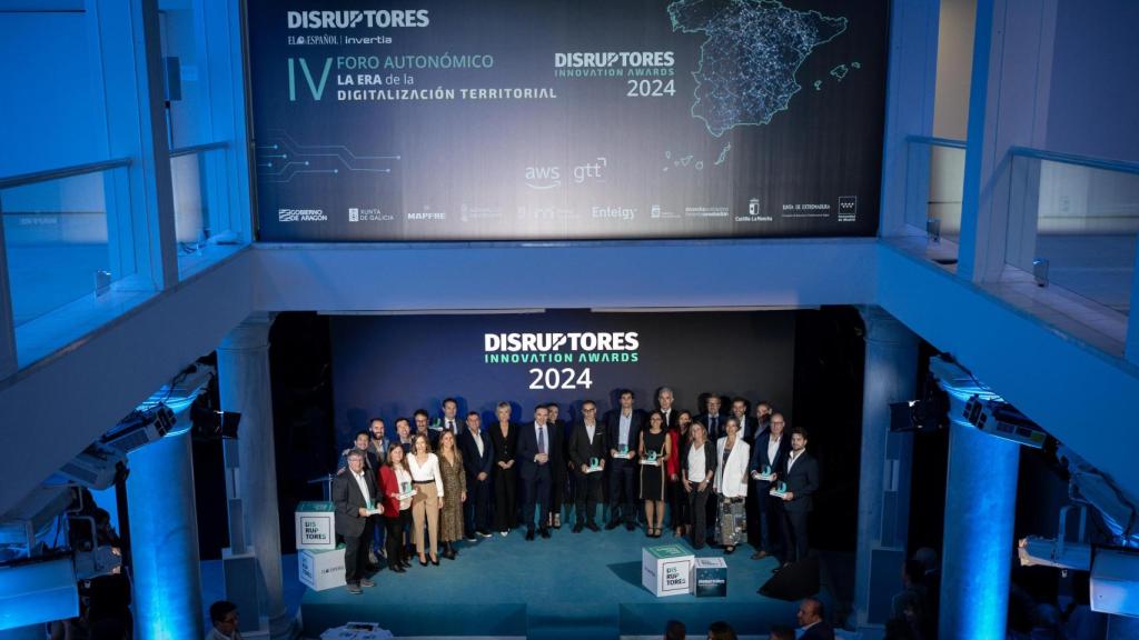 Los ganadores y los miembros del jurado y colaboradores.