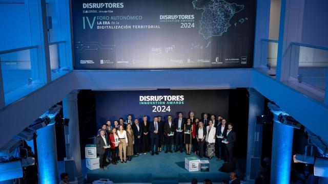Los ganadores y los miembros del jurado y colaboradores.