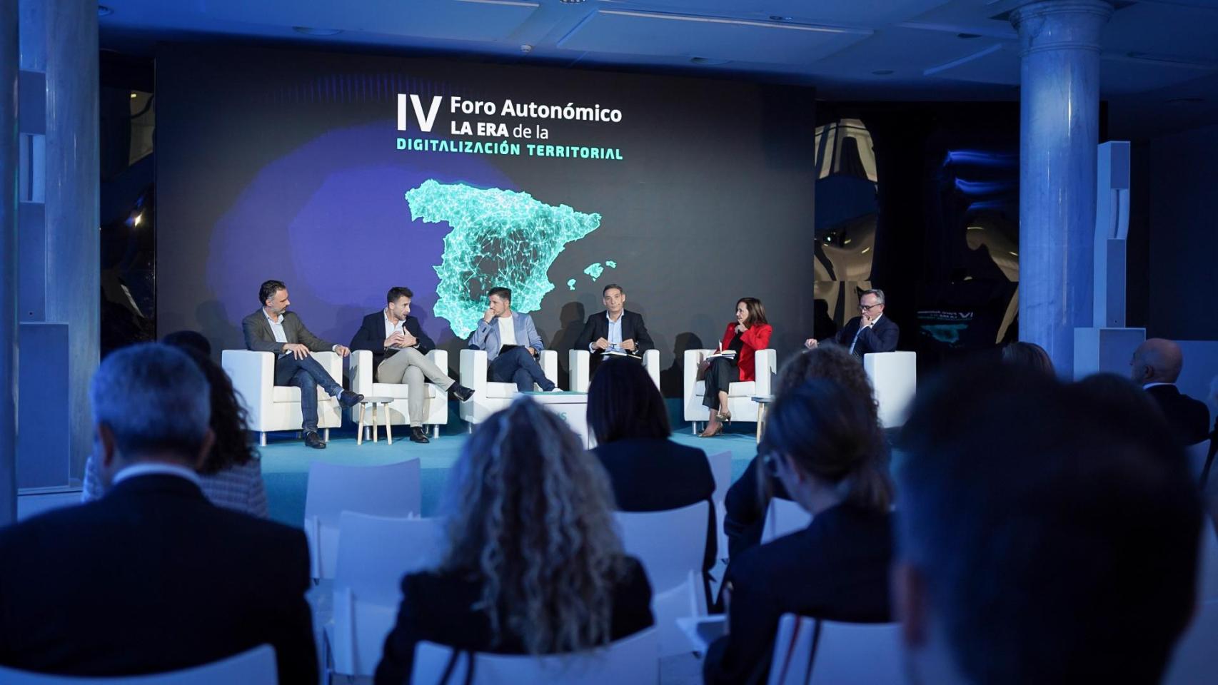 Mesa redonda 'La transversalidad de la tecnología en la economía regional' durante el IV Foro Autonómico Territorial.