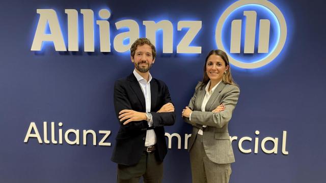 Carlos Peláez y Clara López, junto con el Logo de Allianz.