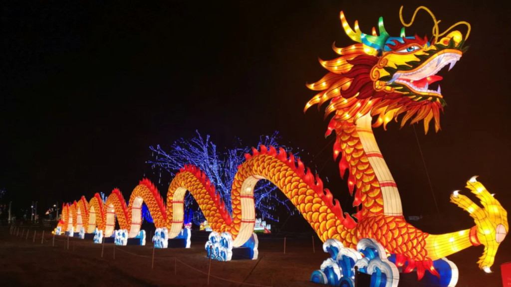 Un dragón chino en un festival asiático.