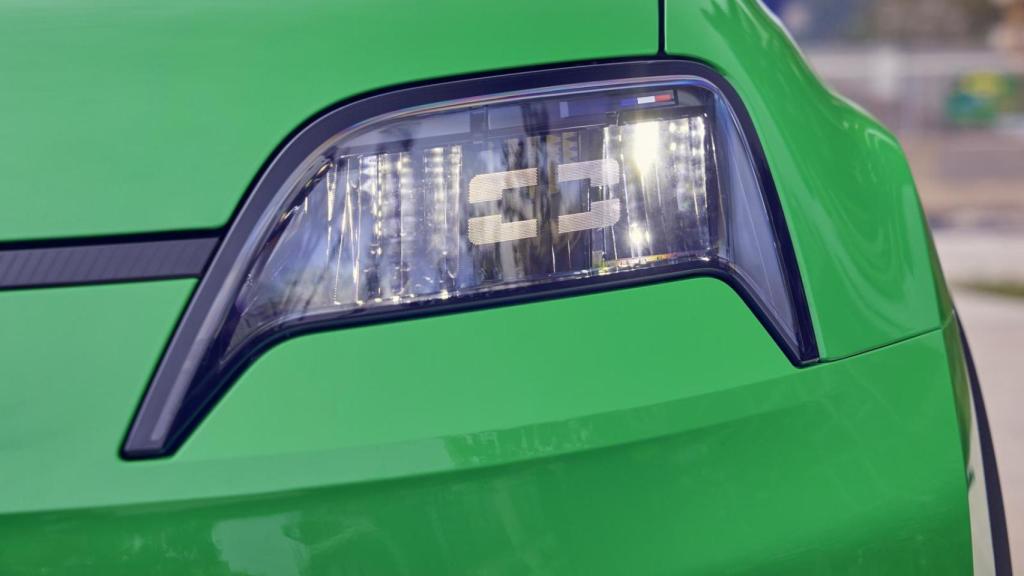 Detalle de los faros delanteros en el nuevo Renault 5.