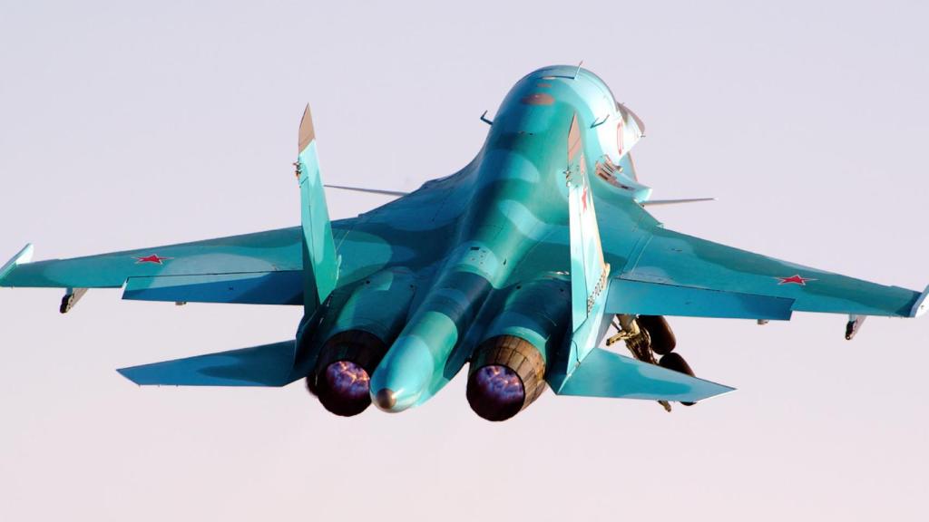 Un Su-34 despegando desde un aeródromo militar