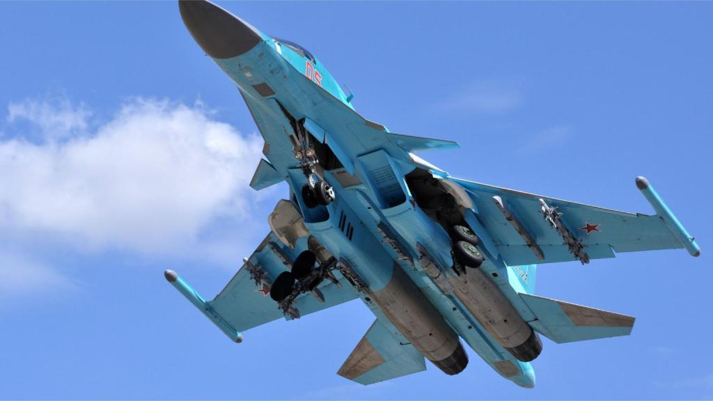 Los numerosos puntos de anclaje del Su-34 le permiten llevar gran cantidad de misiles y bombas