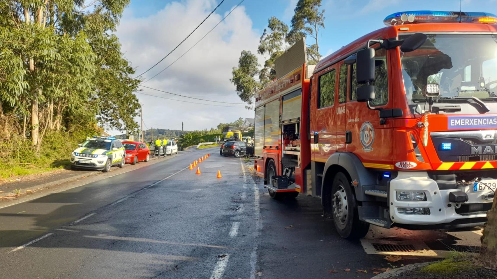 Trasladadas tres personas tras un choque frontal con atrapados en Oleiros (A Coruña).