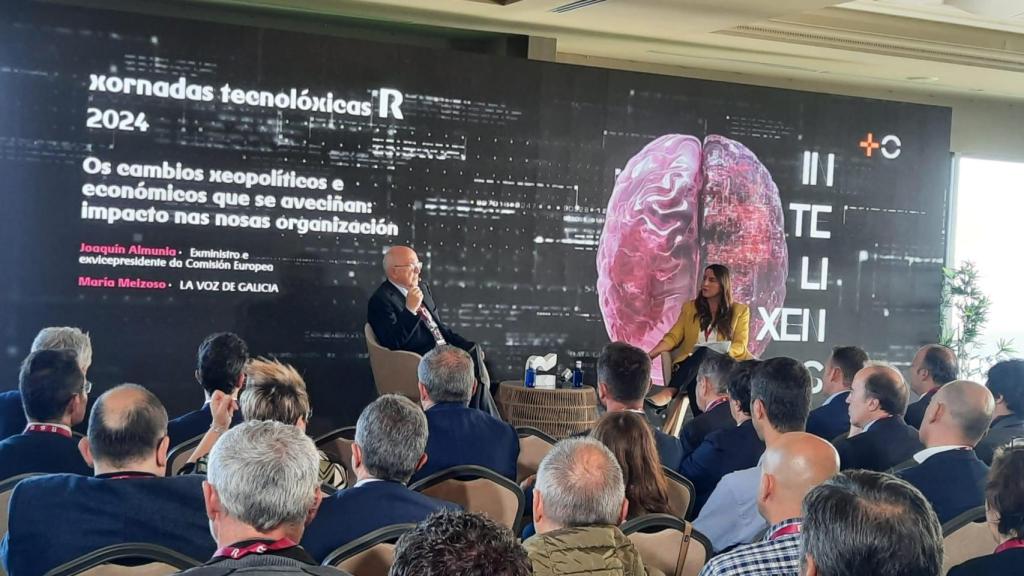 Joaquín Almunia es entrevistado por la periodista María Meizoso