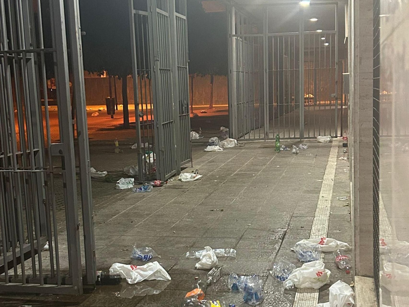 Imagen de la puerta de las viviendas después del botellón