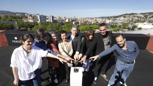 El alcalde de Pontevedra, Miguel Anxo Fernández Lores, y la presidenta de AICE, María Guerra, entre otros, en la presentación de las galas de entrega de los Premios Feroz 2025 y 2026.