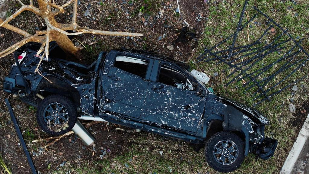 Una vista de un dron muestra una camioneta Chevrolet volcada por un tornado en una zona afectada por el huracán Milton, en Palm Beach Gardens, Florida.