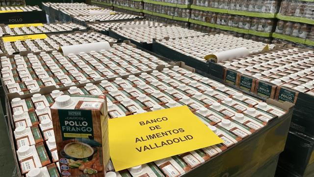 El Banco de Alimentos de Valladolid recibe el pedido de leche entera.