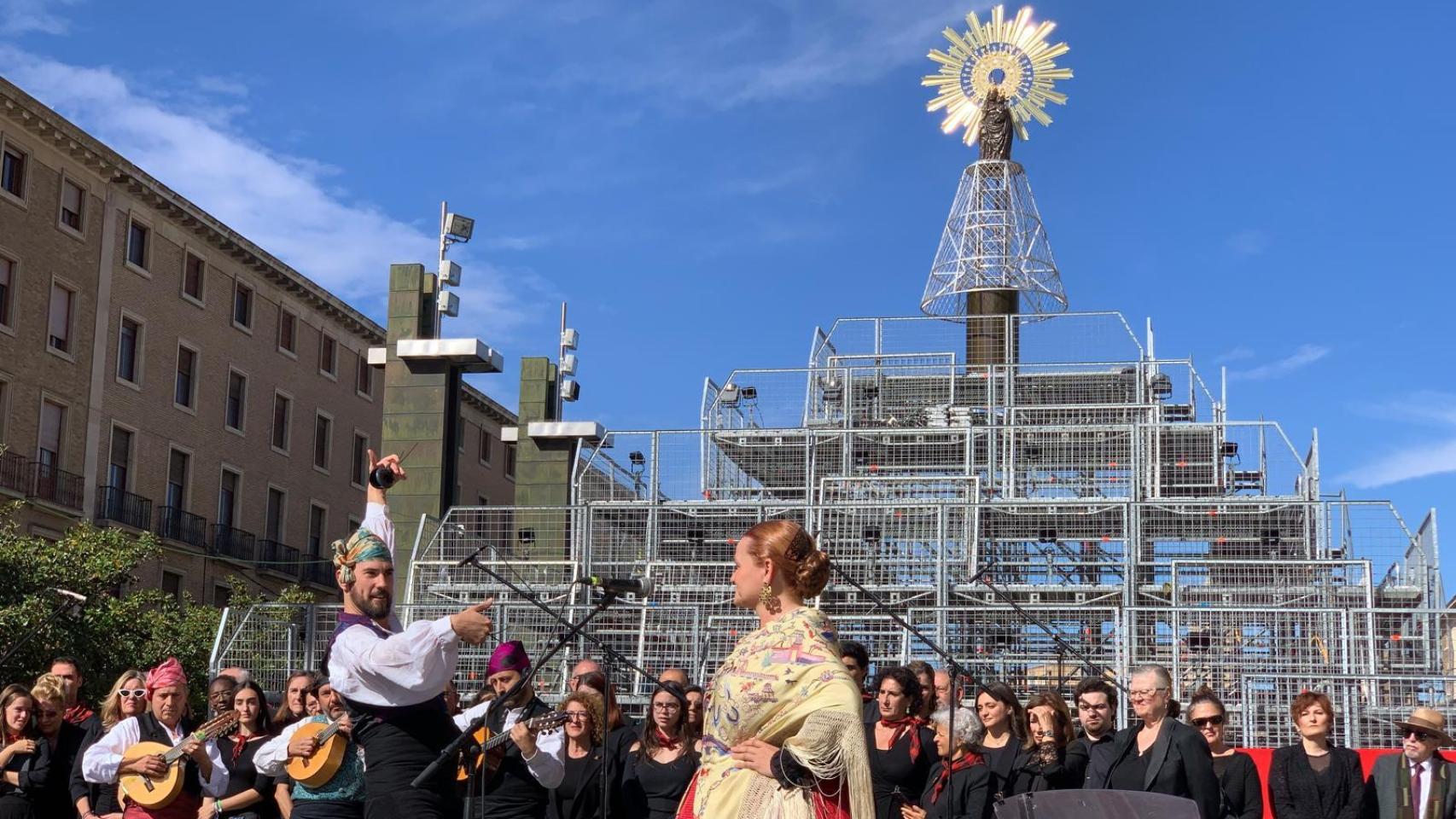 Jotas durante la colocación de la Virgen del Pilar.