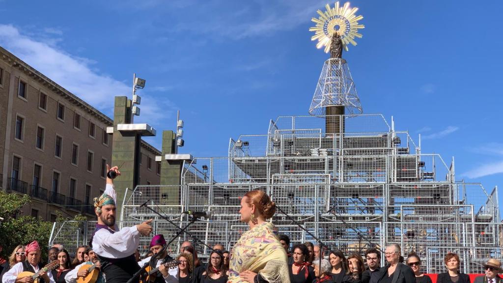 Jotas durante la colocación de la Virgen del Pilar.