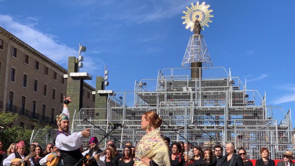 Jotas durante la colocación de la Virgen del Pilar.