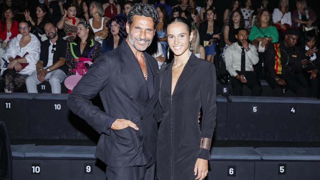 Óscar Higares junto a su hija India en la pasarela Fashion Week de Madrid.