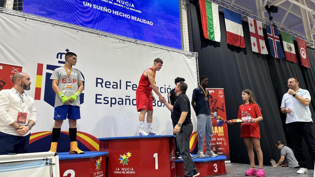 En la entrega de medallas, el alcalde Bernabé Cano felicita a uno de los ganadores.